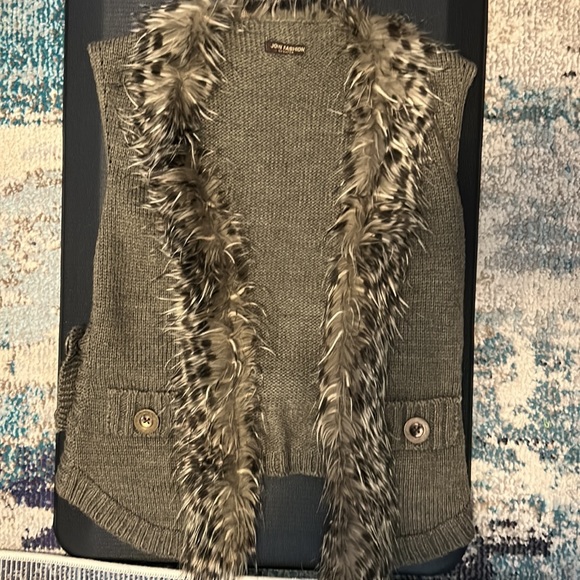 Adorable sweater vest with faux fur trim ladies size small - Picture 4 of 4